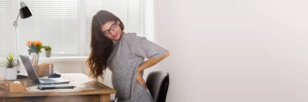 Rückenschmerzen Sitzen Auf Dem Stuhl — Stockfoto