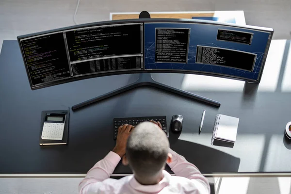 아프리카 미국인 프로그래머 컴퓨터에 부착하는 — 스톡 사진