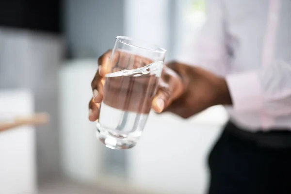 Waterglas Trillende Handen Dystonie Tremor Stoornis — Stockfoto