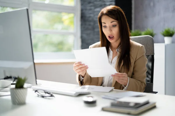 Portrait Sad Woman Reading Letter — Stock fotografie