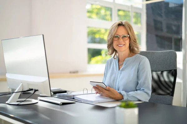 Steuerung Der Unternehmensrechnungen Buchhalter Mit Monitor — Stockfoto