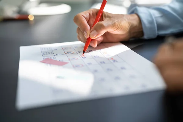 Calendário Prazo Limite Mulher Jovem Segurando Caneta Data Marcação — Fotografia de Stock