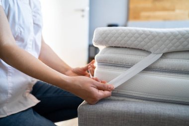 Yatak Üstü Yatağın Üzerine Yatıyor