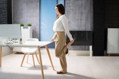 Daimi Ofis Yogası Çalışması ve İş Bilgisayarının Yakınındaki Egzersiz