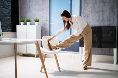 Daimi Ofis Yogası Çalışması ve İş Bilgisayarının Yakınındaki Egzersiz