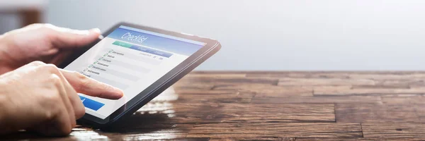 Online Ellenőrző Lista Kitöltése Felmérési Űrlap Tabletta Szoftver — Stock Fotó