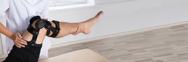 Gebrochene Beinstrebe Physiotherapeut Fixiert Knie Physiotherapie — Stockfoto