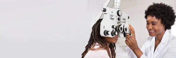 Optometrie Oogonderzoek Afrikaanse Opticien Patiënt — Stockfoto