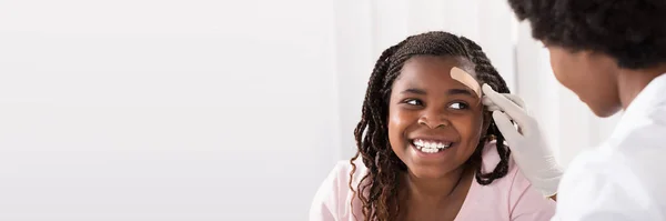 Applying Bandage Aid Wound African American Doctor — Stock Photo, Image