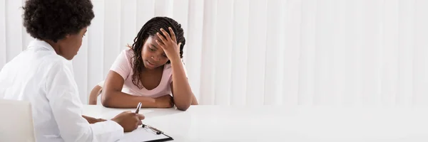 Een Therapeut Die Een Kind Begeleidt Vrouw Gesprek Met Depressief — Stockfoto