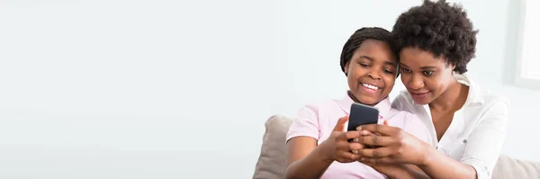 African Parent Kid Using Phone Technology — Stock Photo, Image