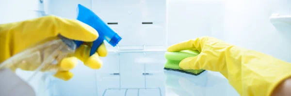 Frigorífico Limpeza Mulher Com Detergente Casa — Fotografia de Stock