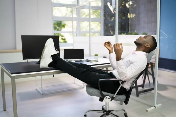 Empleado Africano Haciendo Meditación Del Yoga Salud Mental Oficina —  Fotos de Stock