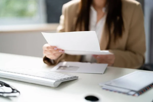 Frau Liest Papierdokument Rechnungspostbrief — Stockfoto