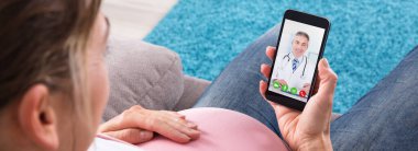 Hamile Kadın Doktor Cep Telefonundan Görüntülü Arama