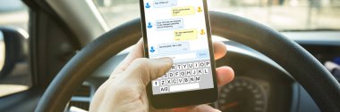 Araba sürerken mesaj at. Cep Telefonu Kullanan Adam