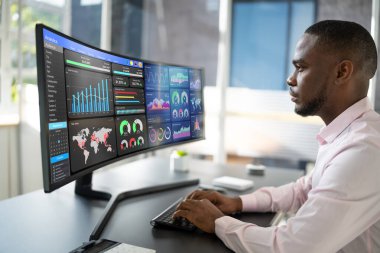 KPI İş Analitik Veri Kontrol Paneli. Analizci Bilgisayar Kullanıyor