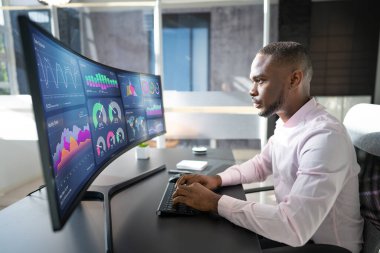 KPI İş Analitik Veri Kontrol Paneli. Analizci Bilgisayar Kullanıyor