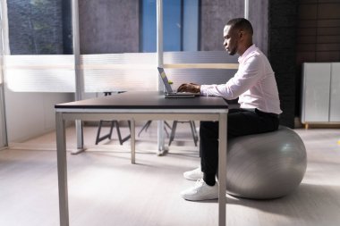 Ofisteki Doğru Pozisyon Spor Salonu Kullanımı