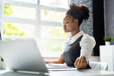 Şirket Masasında Yoga Meditasyonu. Amerikalı Afrikalı İş Kadını