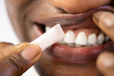 Çiğneyen Kadın Nemli Nikotin Tütün Ürünleri