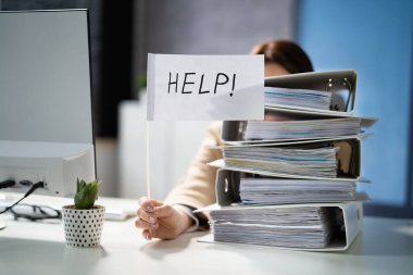 Vergi yükü ve evrak dosyalarında yardım bayrağı tutan üzgün adamlar.