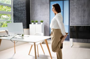 Daimi Ofis Yogası Çalışması ve İş Bilgisayarının Yakınındaki Egzersiz