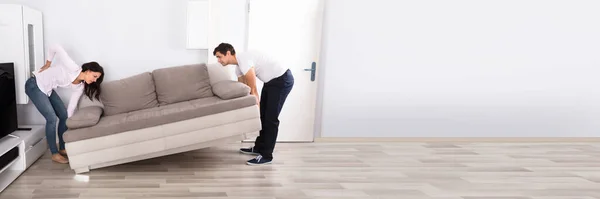 Schmerzen Beim Sofa Liften Junges Paar Zieht Möbel — Stockfoto
