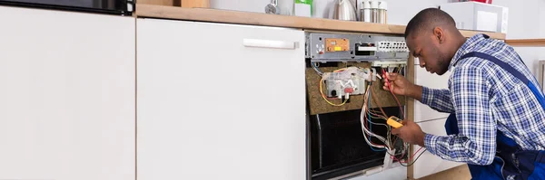 Africano Reparador Fixação Eletrodomésticos Reparação Máquina Lavar Louça — Fotografia de Stock