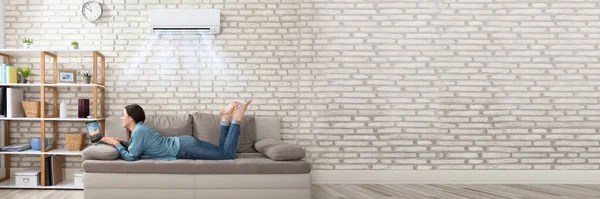 Airconditioner Huis Vrouw Ontspannen Onder Conditioneringssysteem — Stockfoto