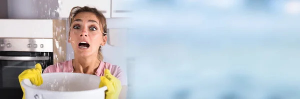 Daño Techo Por Fugas Agua Mujer Sosteniendo Cubo — Foto de Stock