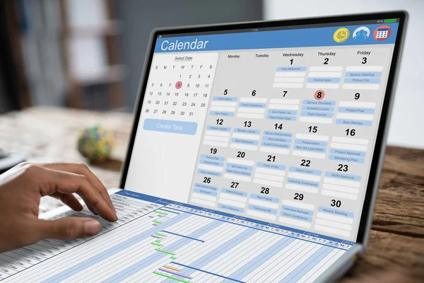 コンピュータでカレンダーの議題スケジュールで作業する男 — ストック写真