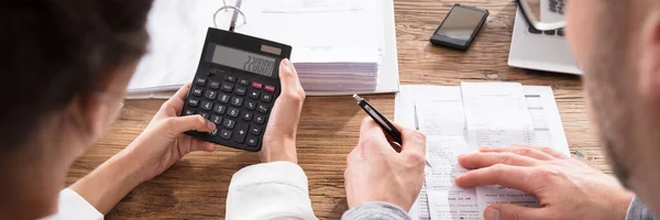 Young Couple Doing Money Paperwork Calculator — Stock Photo, Image