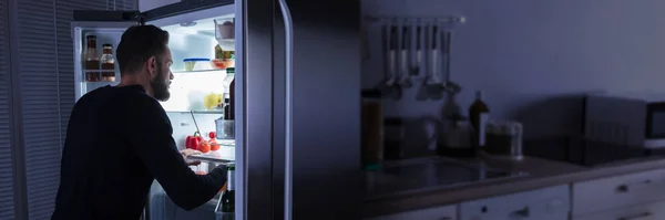 Nevera Abierta Buscando Comida Almacenamiento Del Refrigerador —  Fotos de Stock