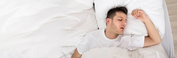 Uyurken Horlayan Bir Adam Yastıktaki Genç Kişi — Stok fotoğraf