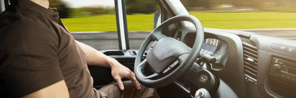 Führerloser Lieferwagen Mann Fährt Kleintransporter — Stockfoto