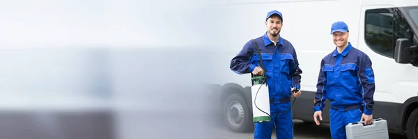 Ongediertebestrijding Werknemers Buurt Van Truck Glimlachende Verdelger — Stockfoto