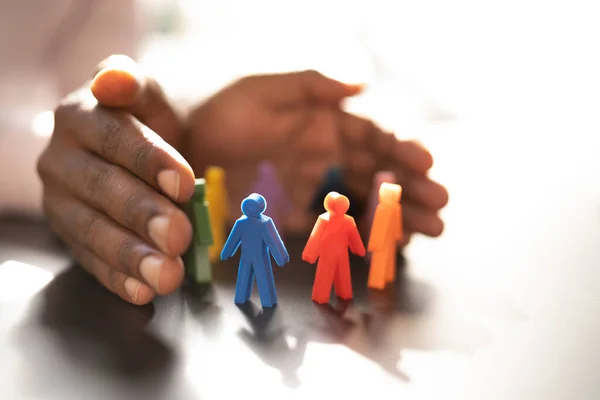 Inclusie Diversiteit Hand Bescherming Inclusieve Gelijke Pionnen — Stockfoto
