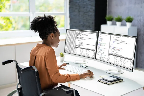 Computerprogrammierer Schreibt Programmcode Auf Computer Büro — Stockfoto