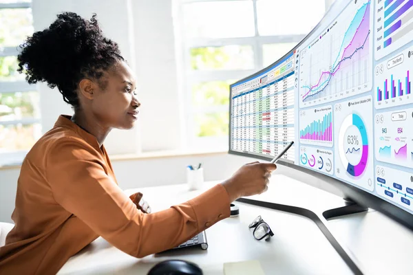 Analista Donna Guardando Dati Aziendali Analytics Cruscotto — Foto Stock