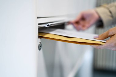 Zarf Belgesi Posta Kutusunda Gönderiliyor. Postane