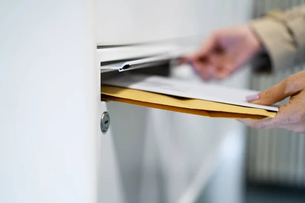 Briefumschlag Der Den Briefkasten Geschickt Wird Postamt — Stockfoto