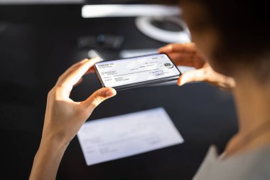 Uzaktan Denetim Mevduat Fotoğrafı Cep Telefonu ile Çekiyor