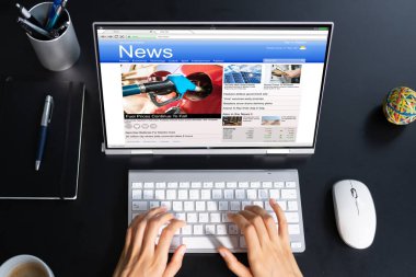 Laptop 'ta Afro-Amerikan İnternette Haberleri Okuyor