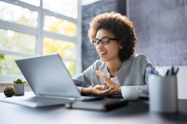 Uzaklık Eğitimi Webinar Sanal Konferans Çağrısı Kullanıyor