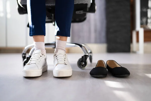 Femme Affaires Portant Une Paire Chaussures Sport Blanches Bureau — Photo
