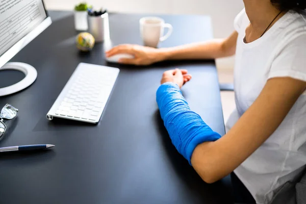 Injured Worker Compensation Brazo Roto Mujer Africana Computadora — Foto de Stock