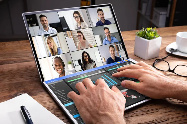 Het Bekijken Van Online Video Conference Meeting Office — Stockfoto