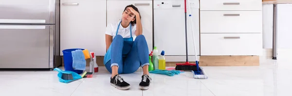 Mulher Triste Limpeza Cozinha Dona Casa Exausta Serviço Limpeza Entediado — Fotografia de Stock