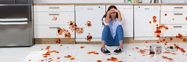 Derrame Chão Cozinha Bagunçado Derrame Acidente Alimentar — Fotografia de Stock